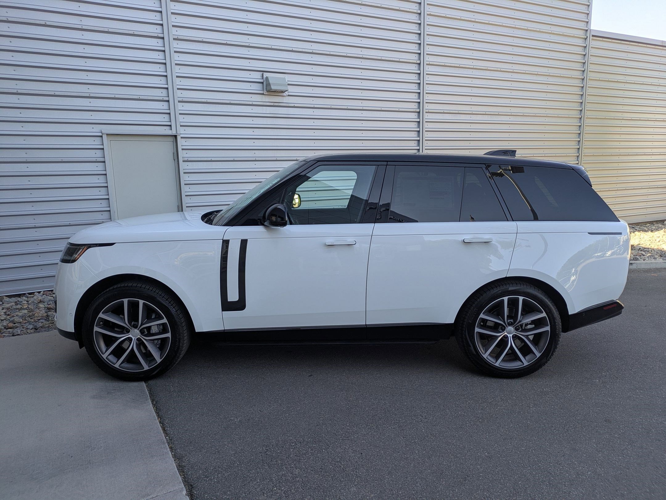 2025 Land Rover Range Rover SE photo 2