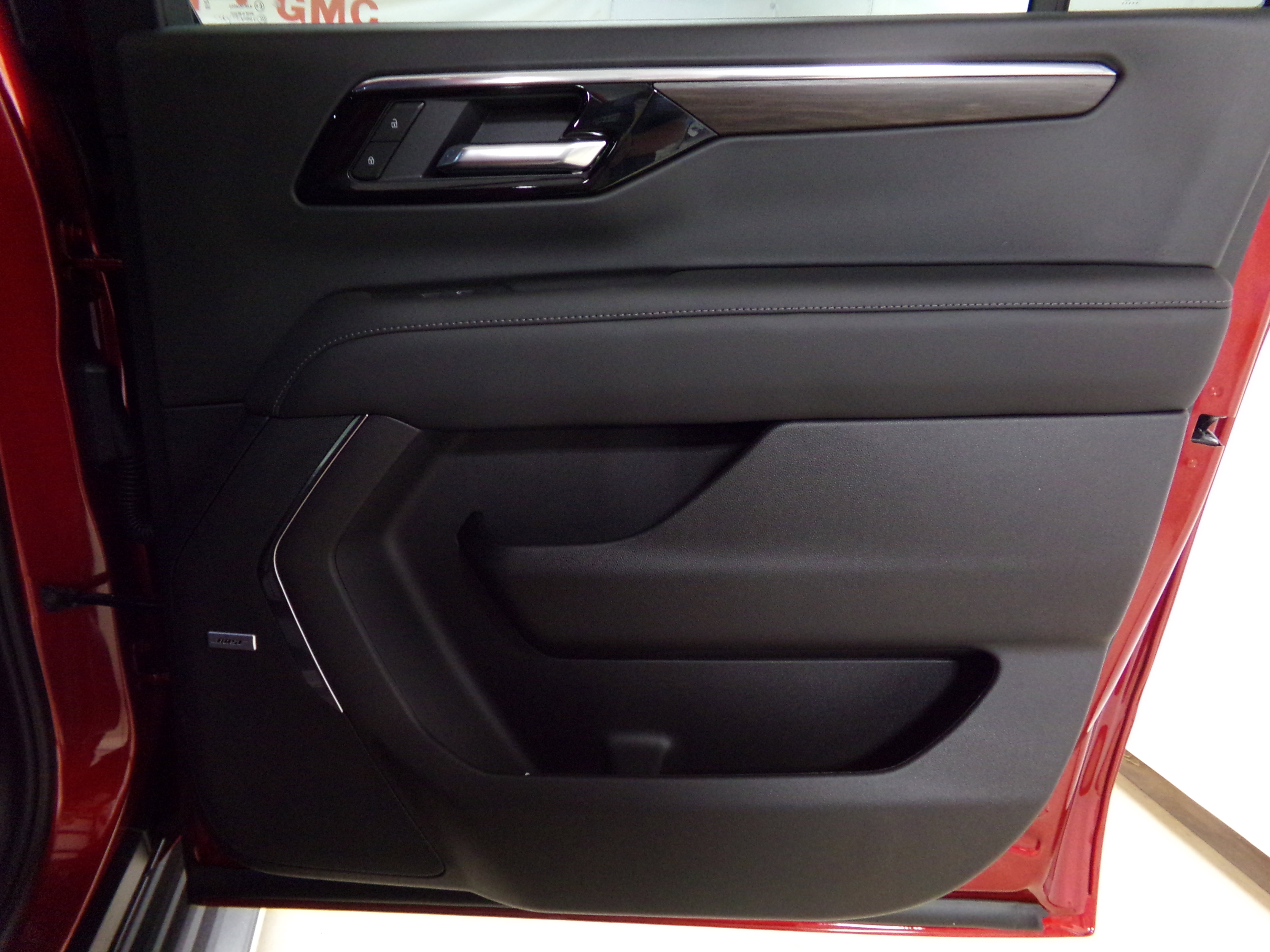 2025 Chevrolet Suburban LT photo 9