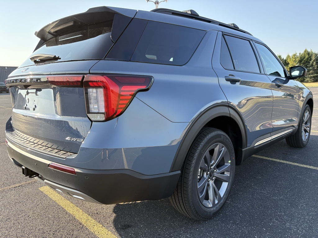 2025 Ford Explorer photo 4