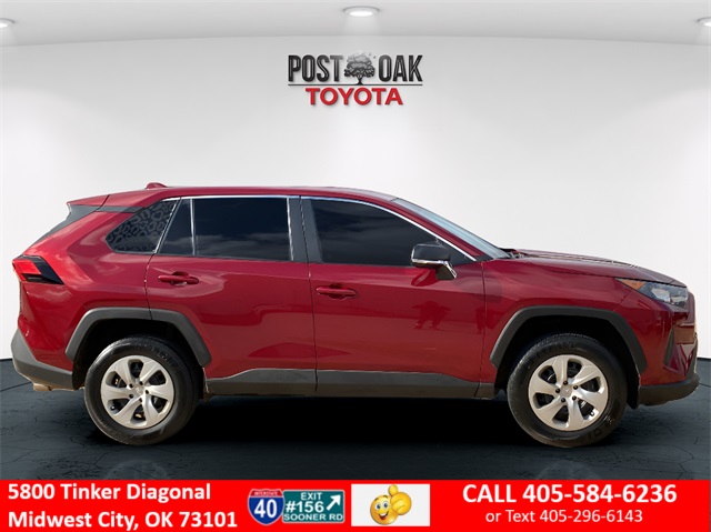 2022 Toyota RAV4 LE's photo