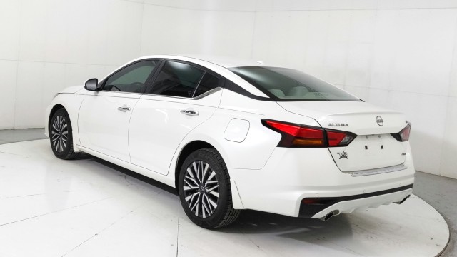 Used 2023 Pearl White Tricoat Nissan 2.5 SV image 3