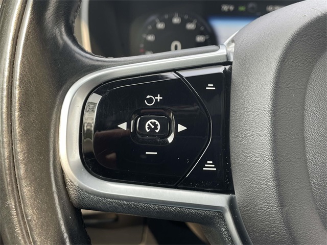 2016 Volvo XC90 T6 Momentum photo 29