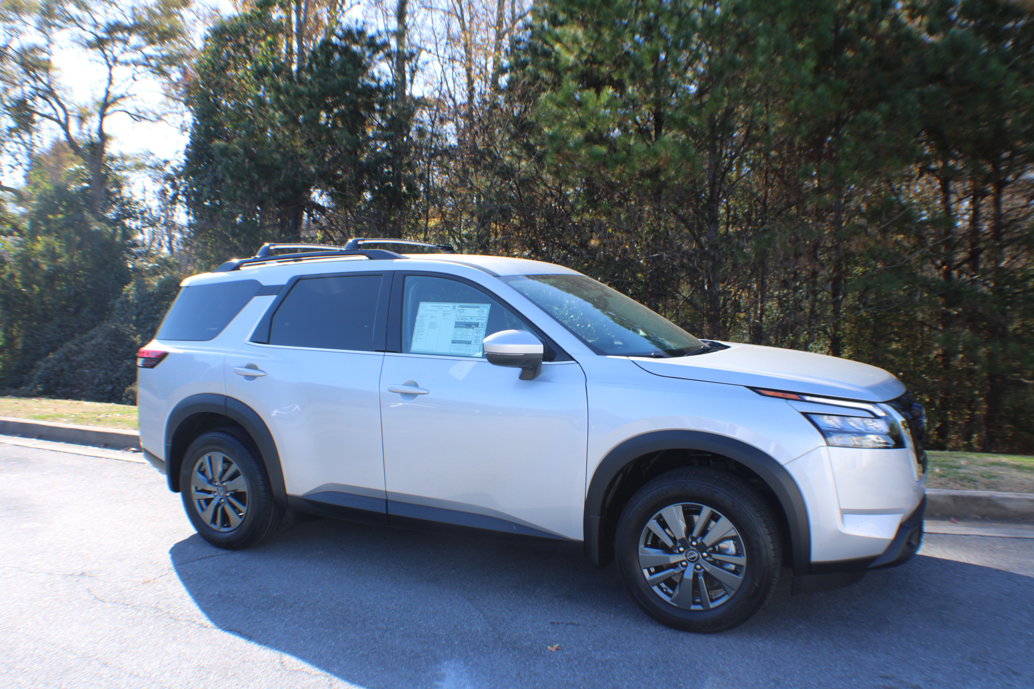 2025 Nissan Pathfinder SV's photo