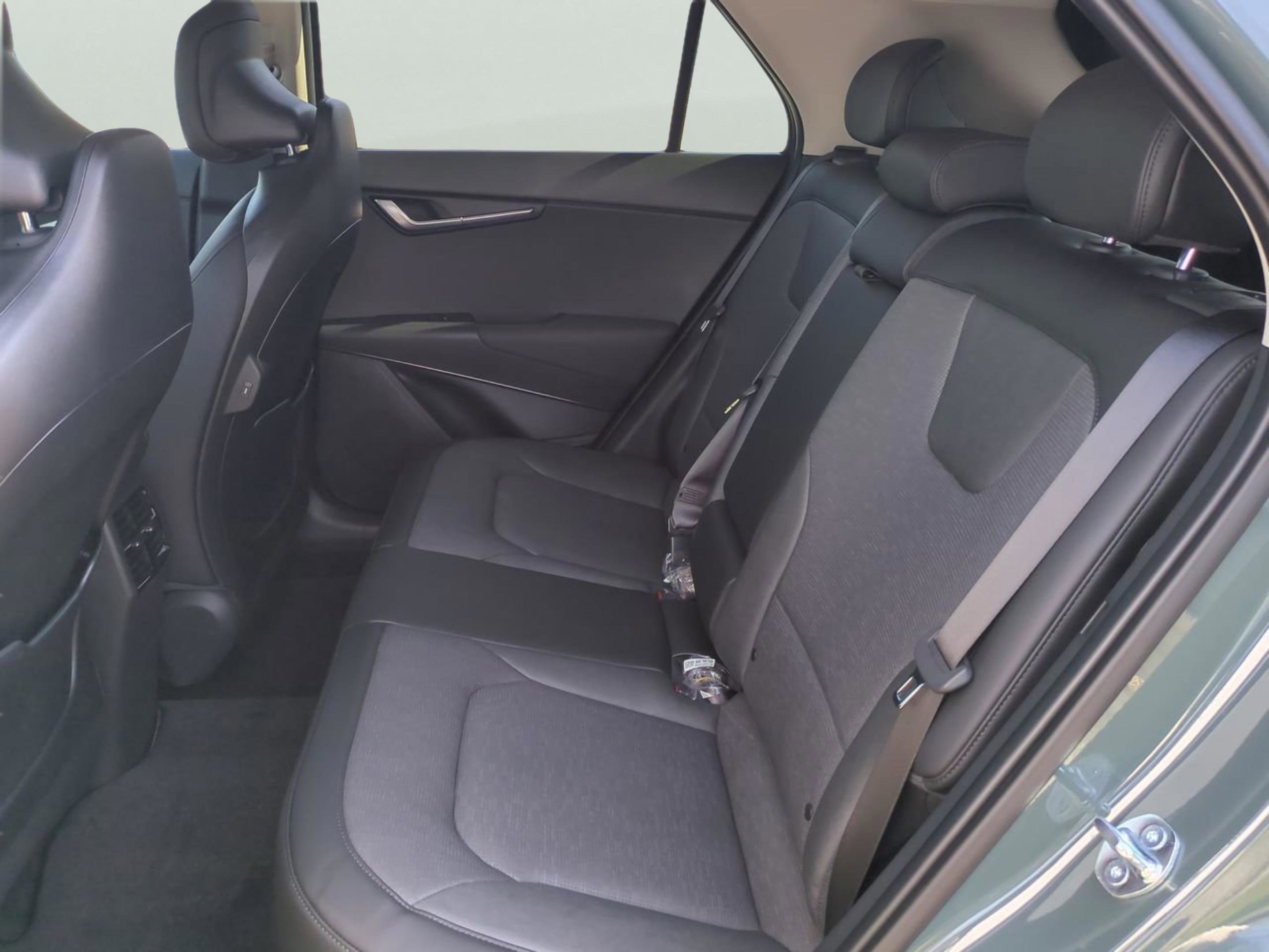2025 Kia Niro SX photo 14