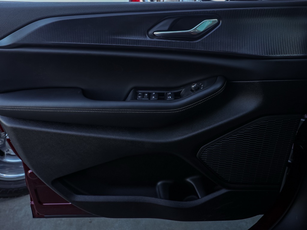 New 2025 Velvet Red Pearl-Coat Exterior Paint Jeep Altitude X image 22