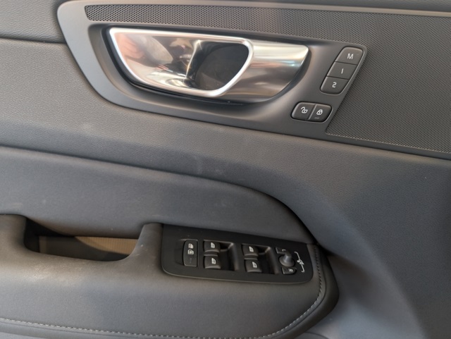 2026 Volvo XC60 B5 Plus photo 9