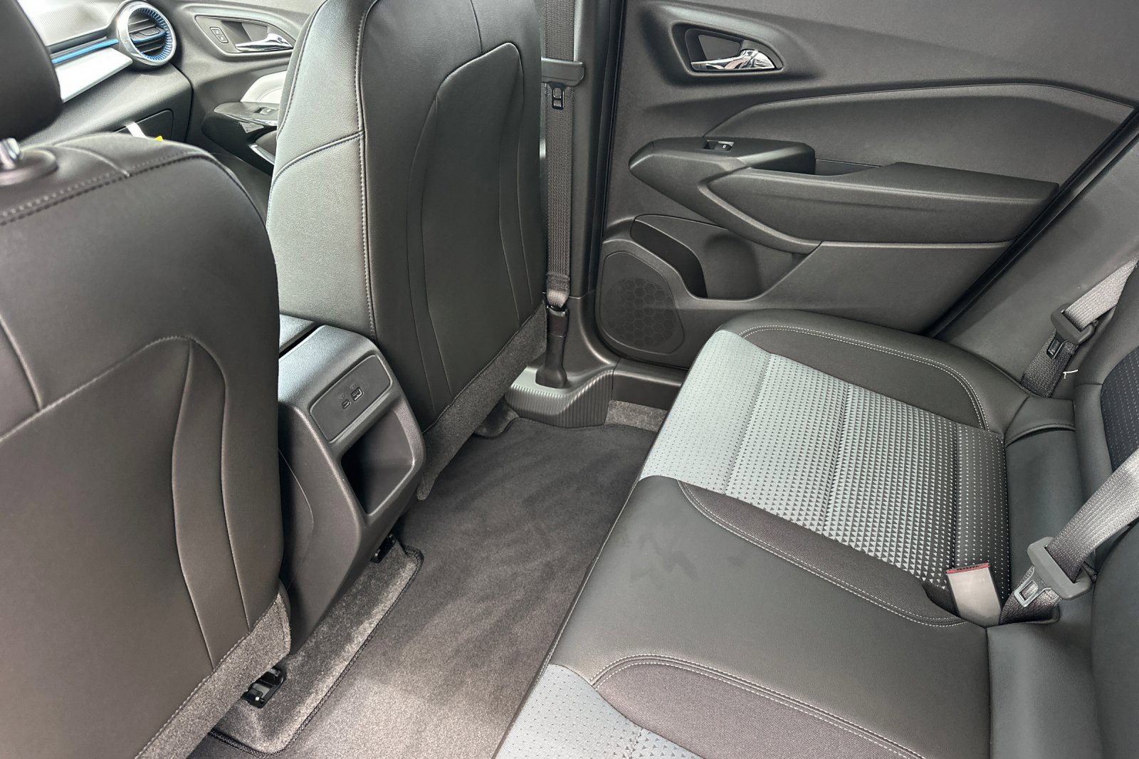 2025 Chevrolet Trax LT photo 12