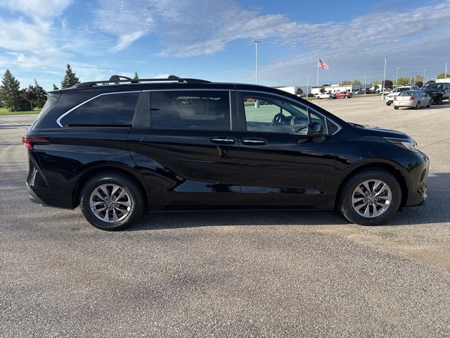 2023 Toyota Sienna XLE photo 4