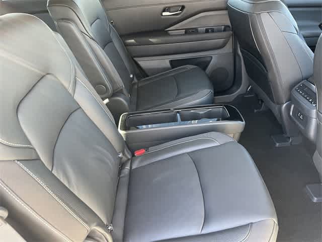 2025 Nissan Pathfinder SL photo 14
