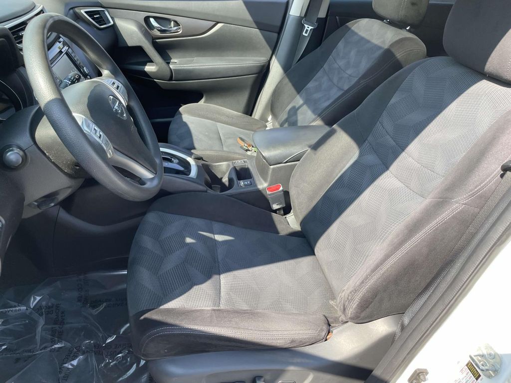 2015 Nissan Rogue SV photo 13