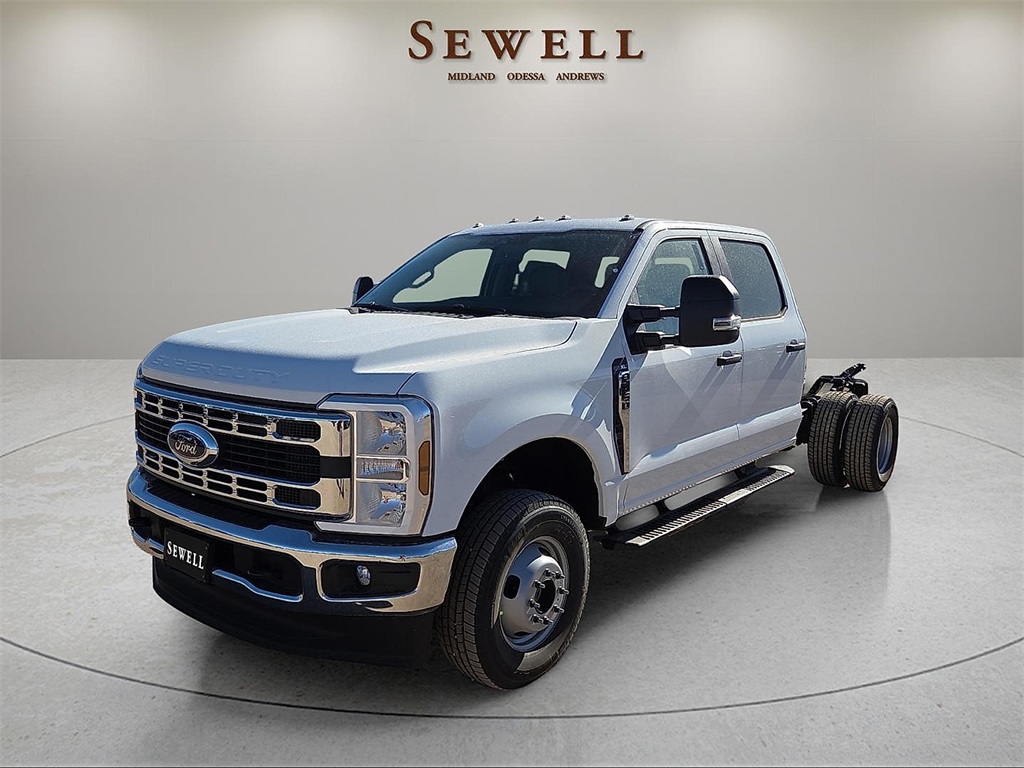 2026 Ford F-350 Super Duty Chassis Cab XL's photo