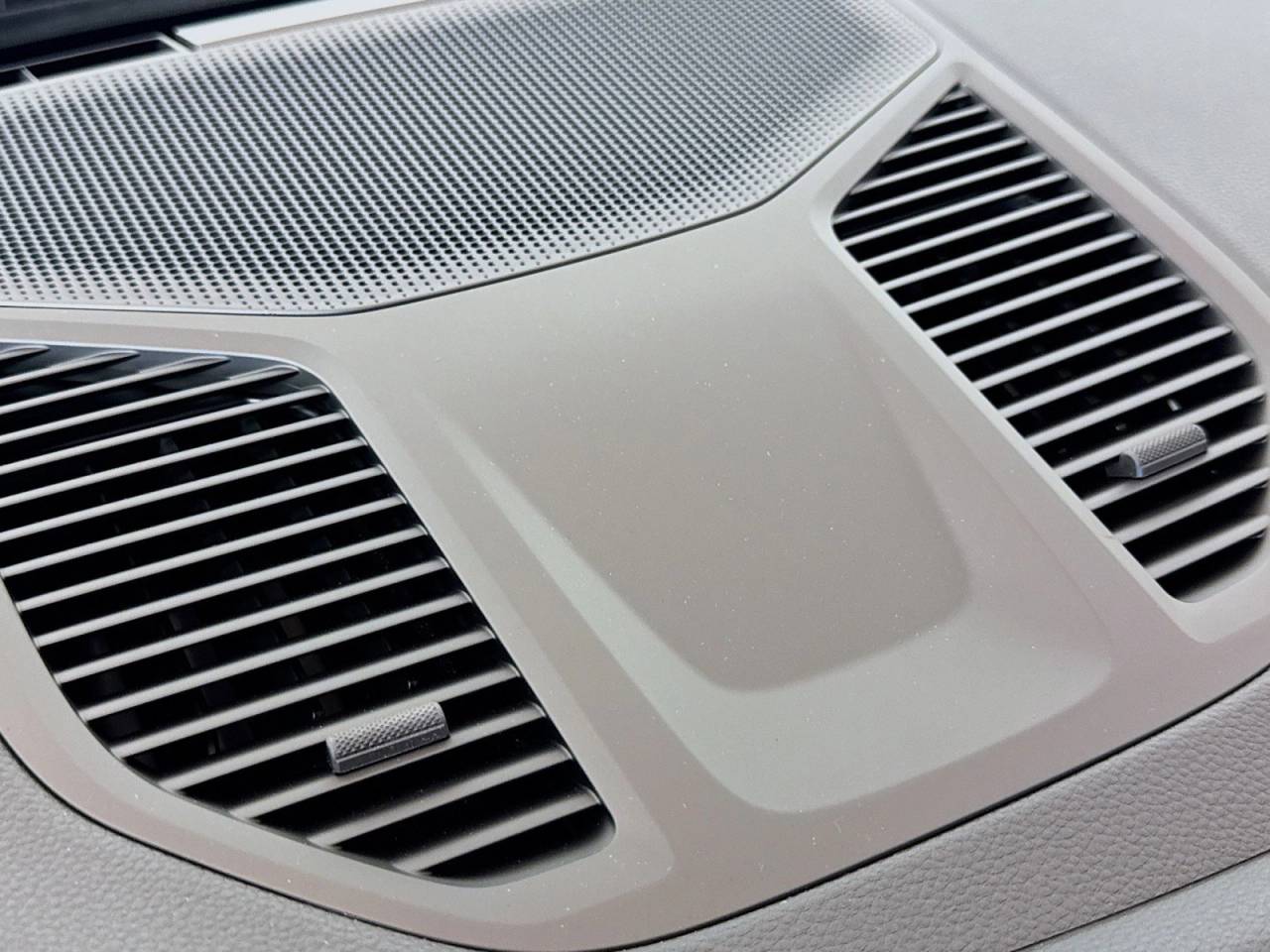 2025 Porsche Cayenne photo 25
