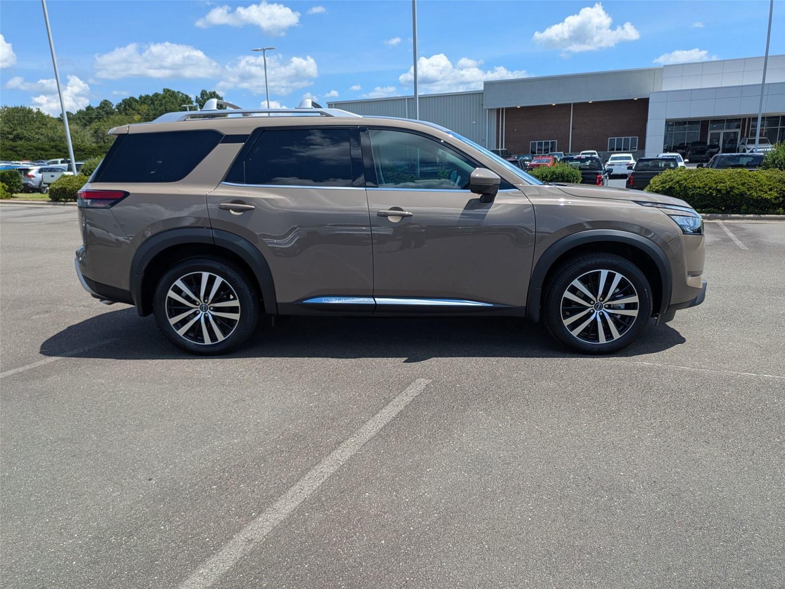 2025 Nissan Pathfinder Platinum photo 4