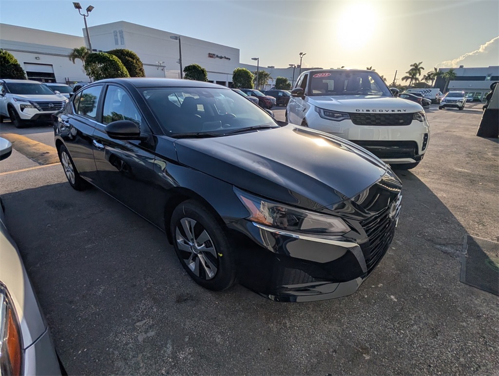 2025 Nissan Altima S photo 2