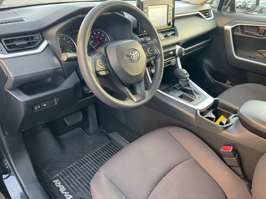 2019 Toyota RAV4 LE photo 7
