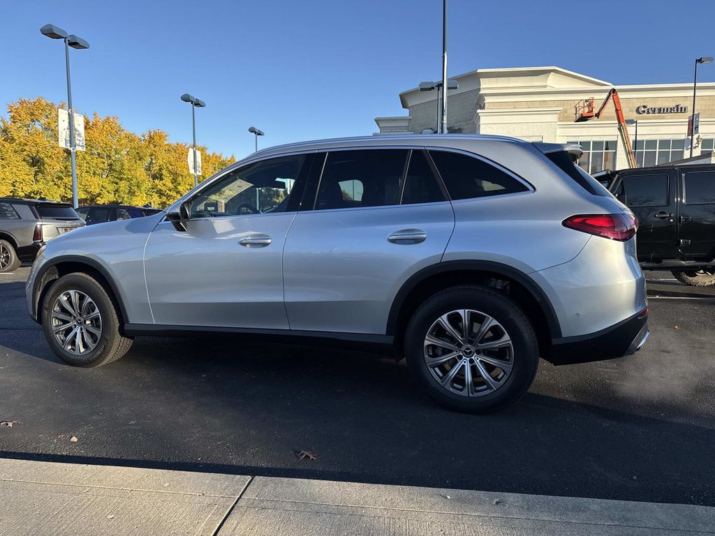2025 Mercedes Benz GLC 300 4MATIC photo 2
