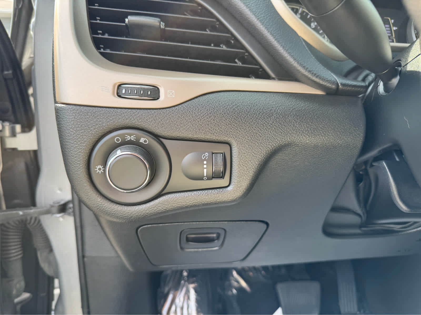 2015 Jeep Cherokee Sport photo 17