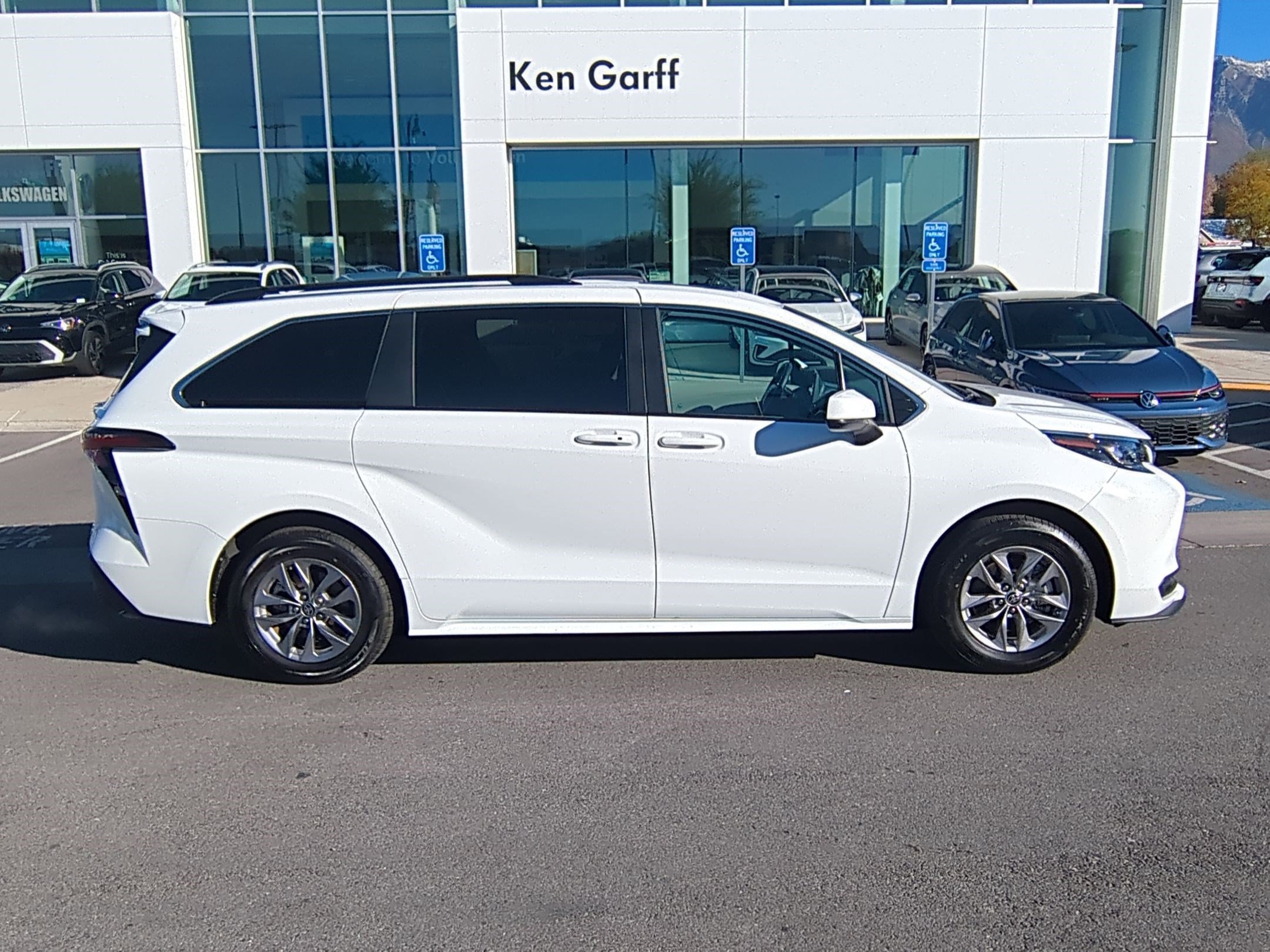 2024 Toyota Sienna LE photo 2