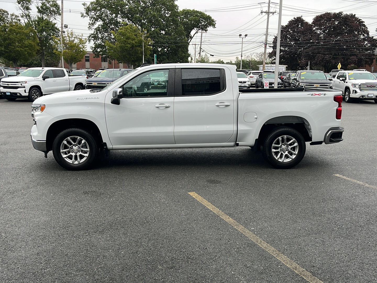 2022 Chevrolet Silverado 1500 LT photo 4