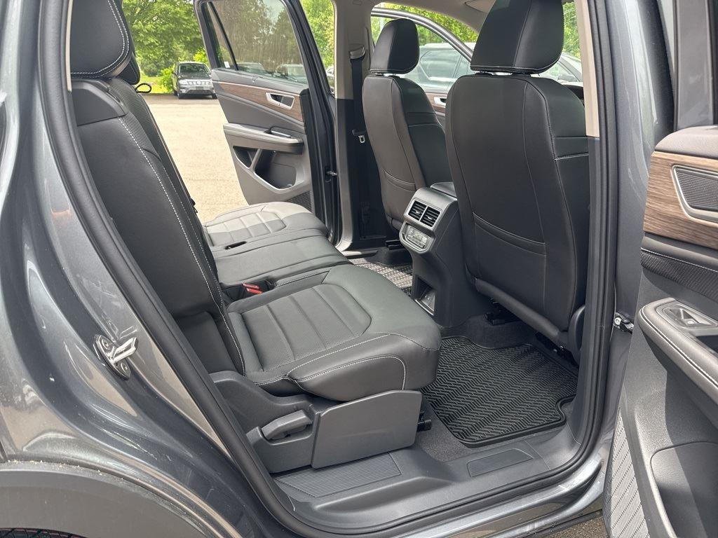 2025 Volkswagen Atlas SEL photo 31