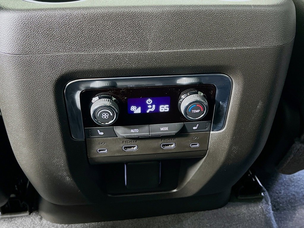 2025 Chevrolet Suburban Premier photo 23