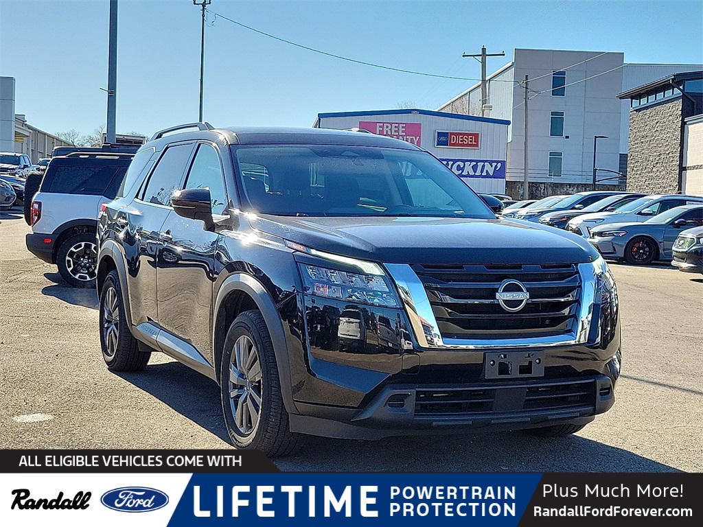 2023 Nissan Pathfinder SV's photo
