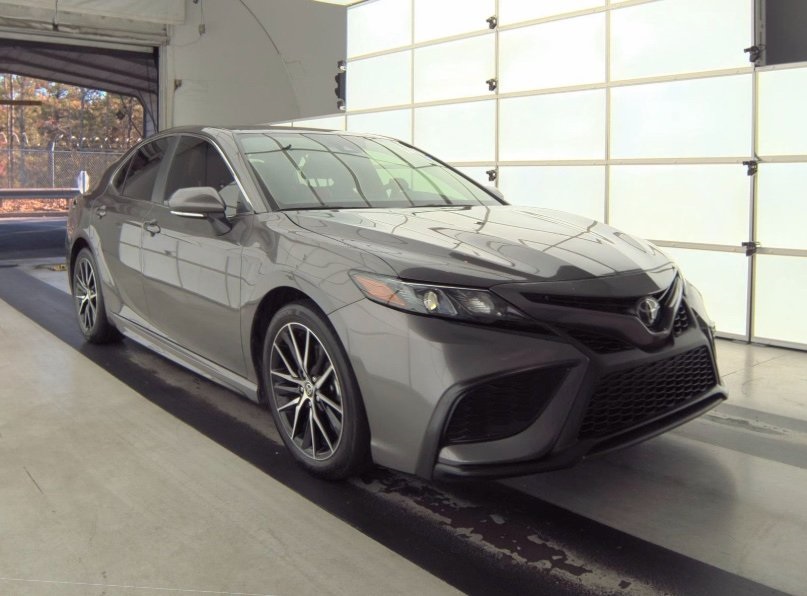 2024 Toyota Camry SE's photo