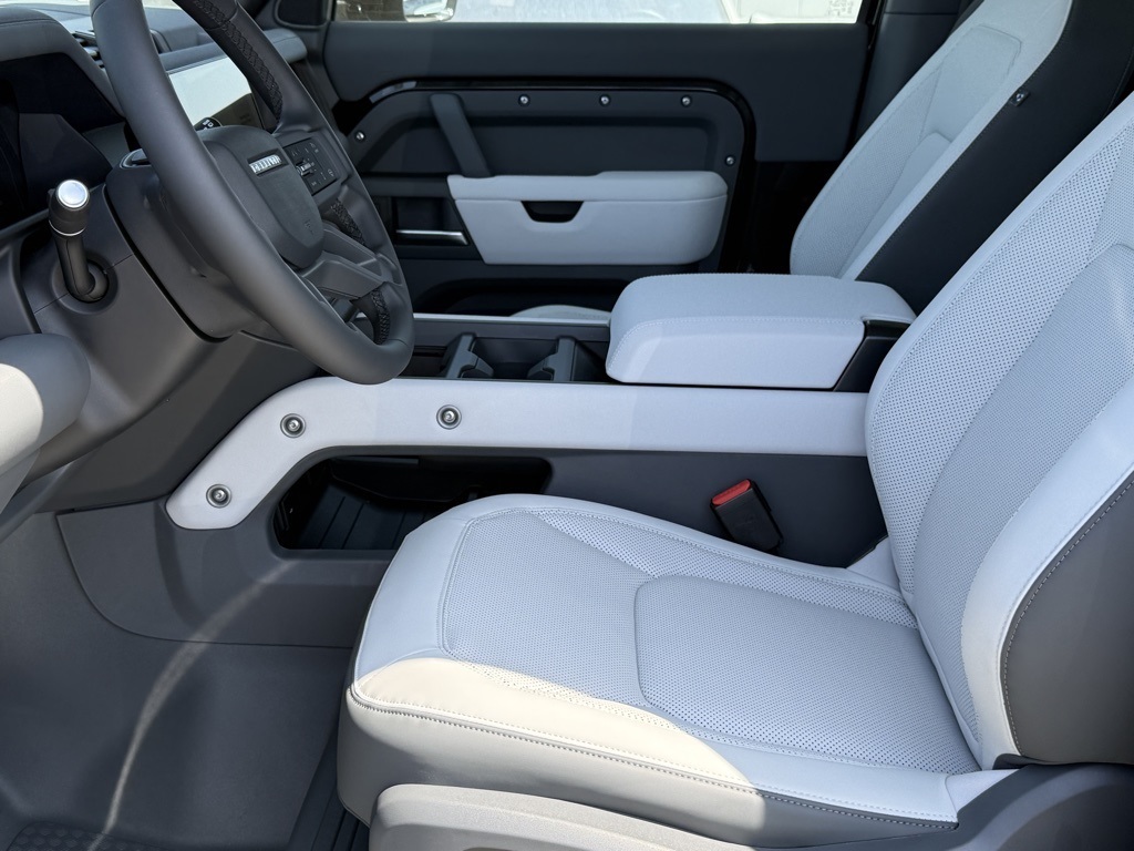 2025 Land Rover Defender 90 X-Dynamic SE photo 8