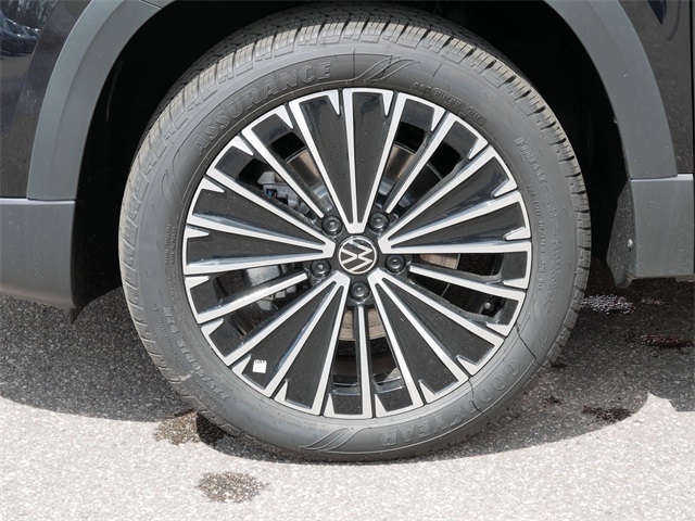 2025 Volkswagen Taos SE photo 4
