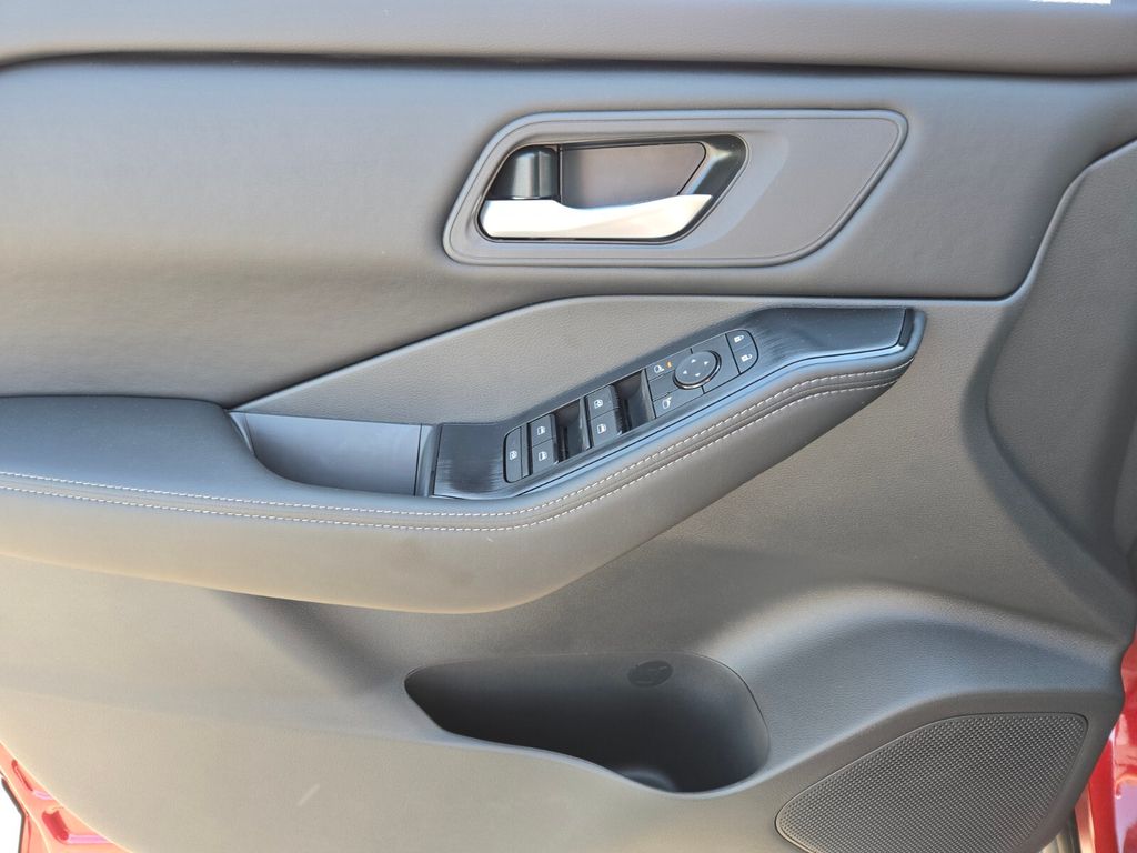 2025 Nissan Rogue SV photo 9