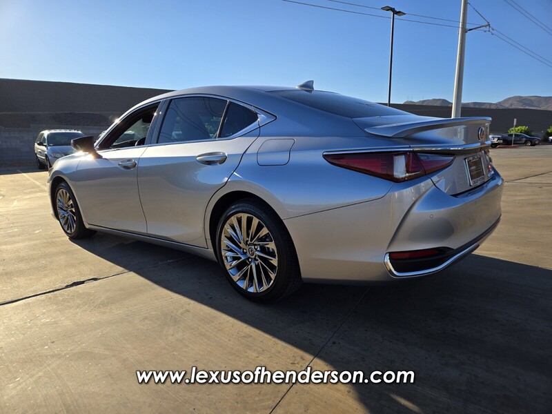 2025 Lexus ES 300h Luxury photo 4