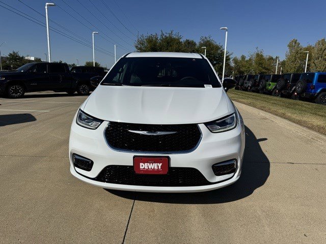 2026 Chrysler Pacifica photo 2