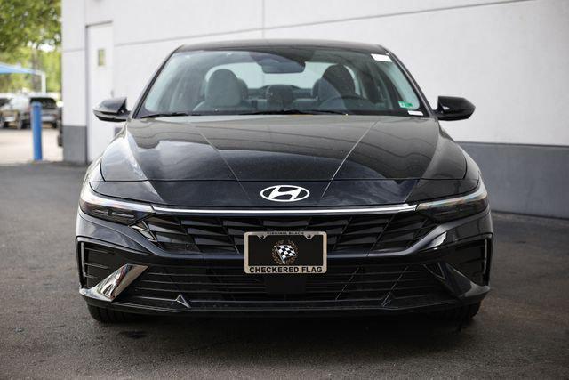 2025 Hyundai Elantra Limited photo 2