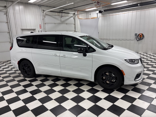 Used 2024 Chrysler Pacifica PHEV Select with VIN 2C4RC1S79RR160959 for sale in Rochester, Minnesota
