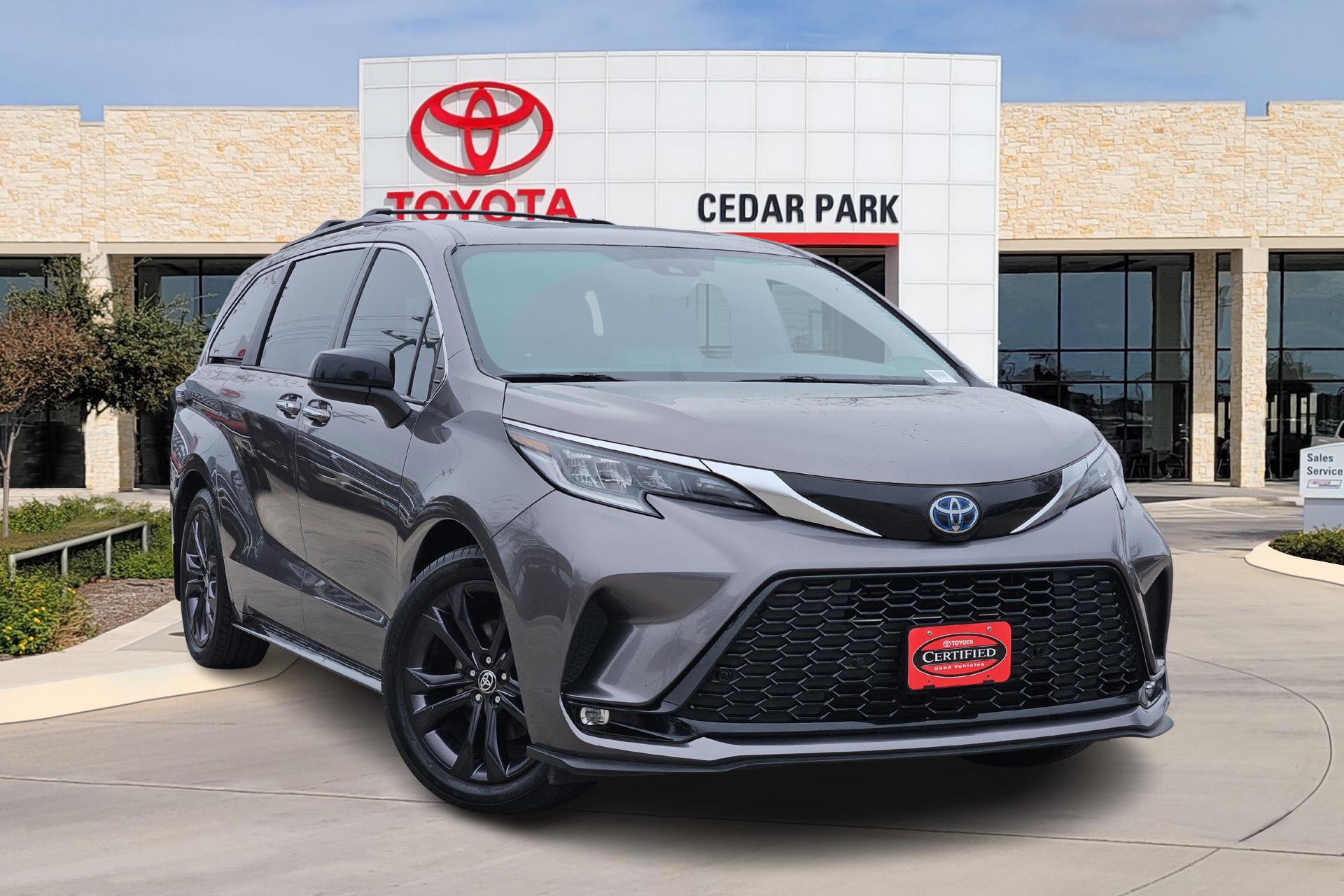 2022 Toyota Sienna XSE's photo