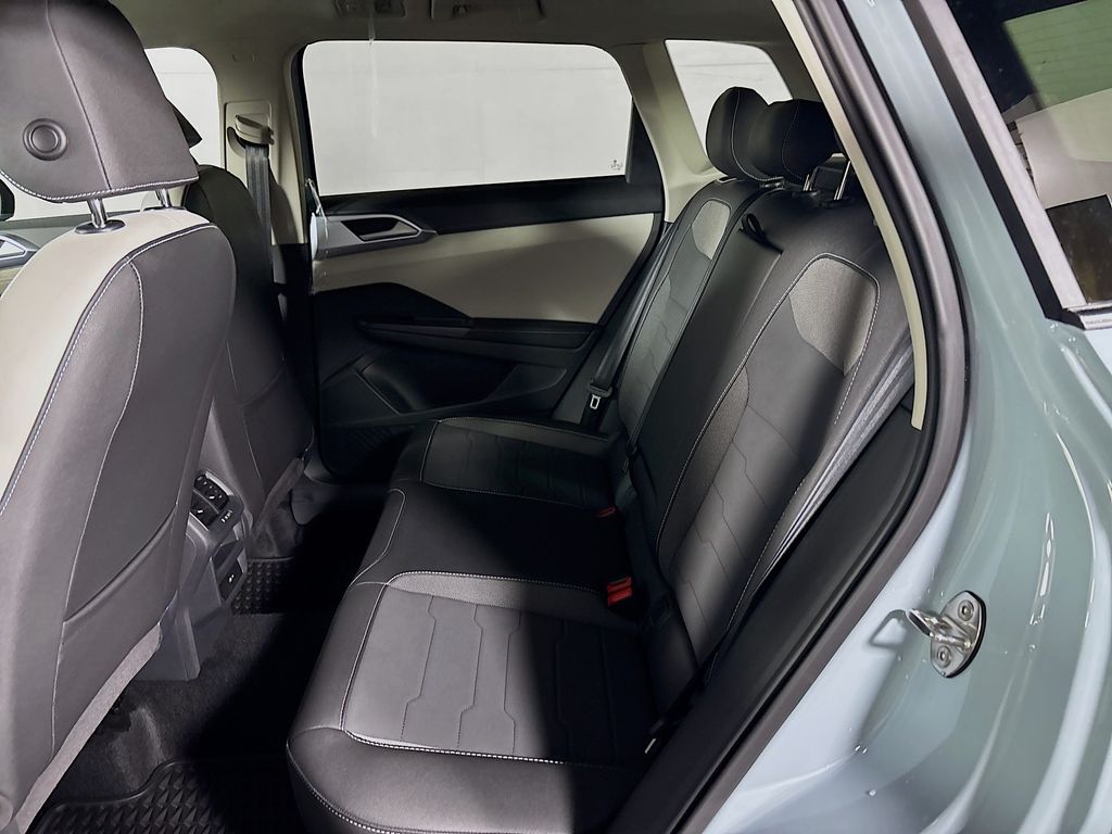 2025 Volkswagen Taos SE photo 14