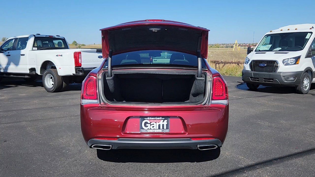 2022 Chrysler 300 Touring L photo 17