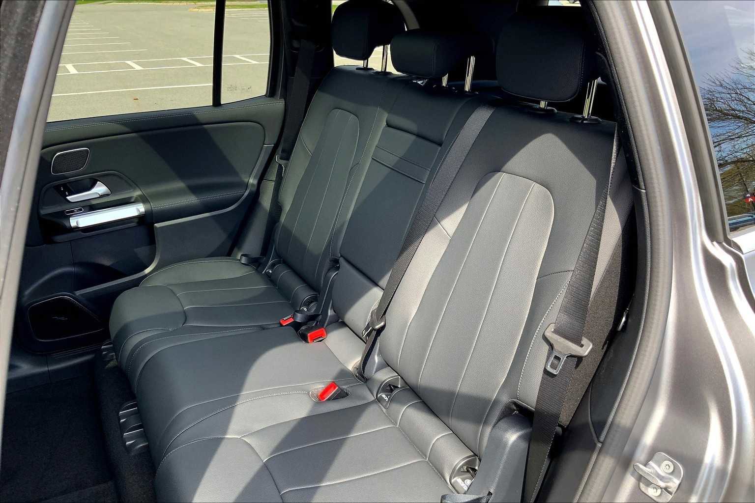 2025 Mercedes Benz EQB 300 4MATIC photo 2