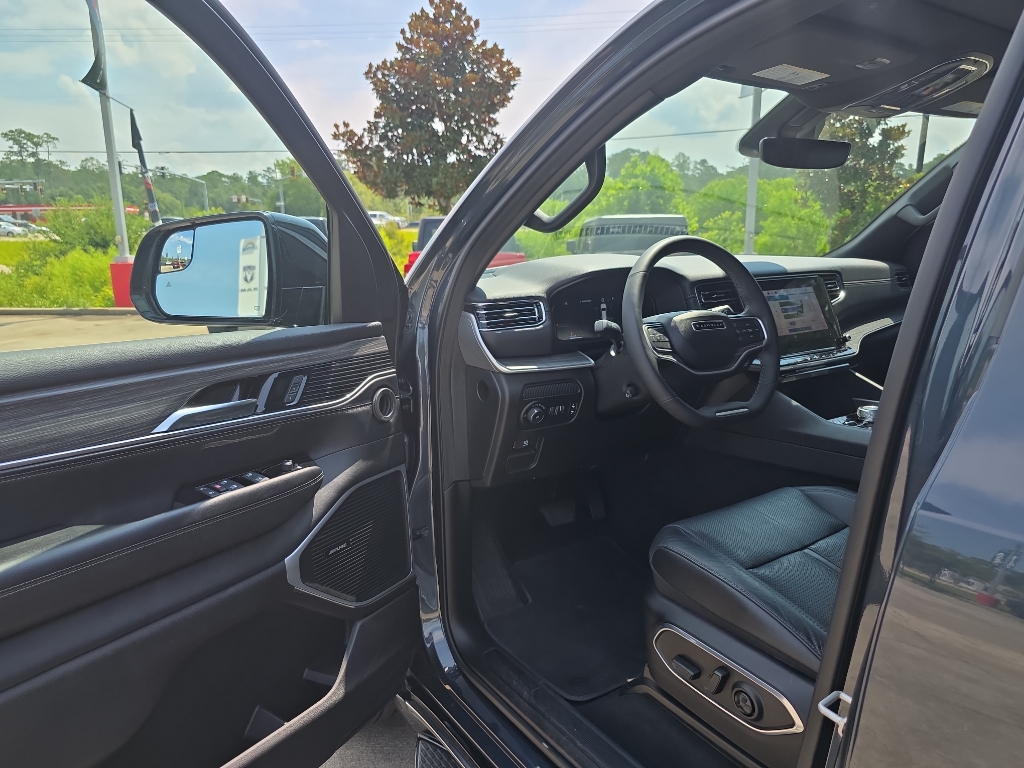 2024 Jeep Wagoneer L Series II photo 12