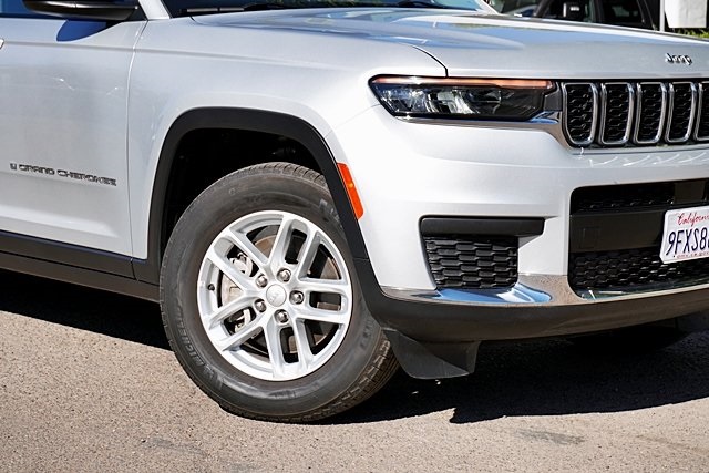 2023 Jeep Grand Cherokee Laredo photo 3