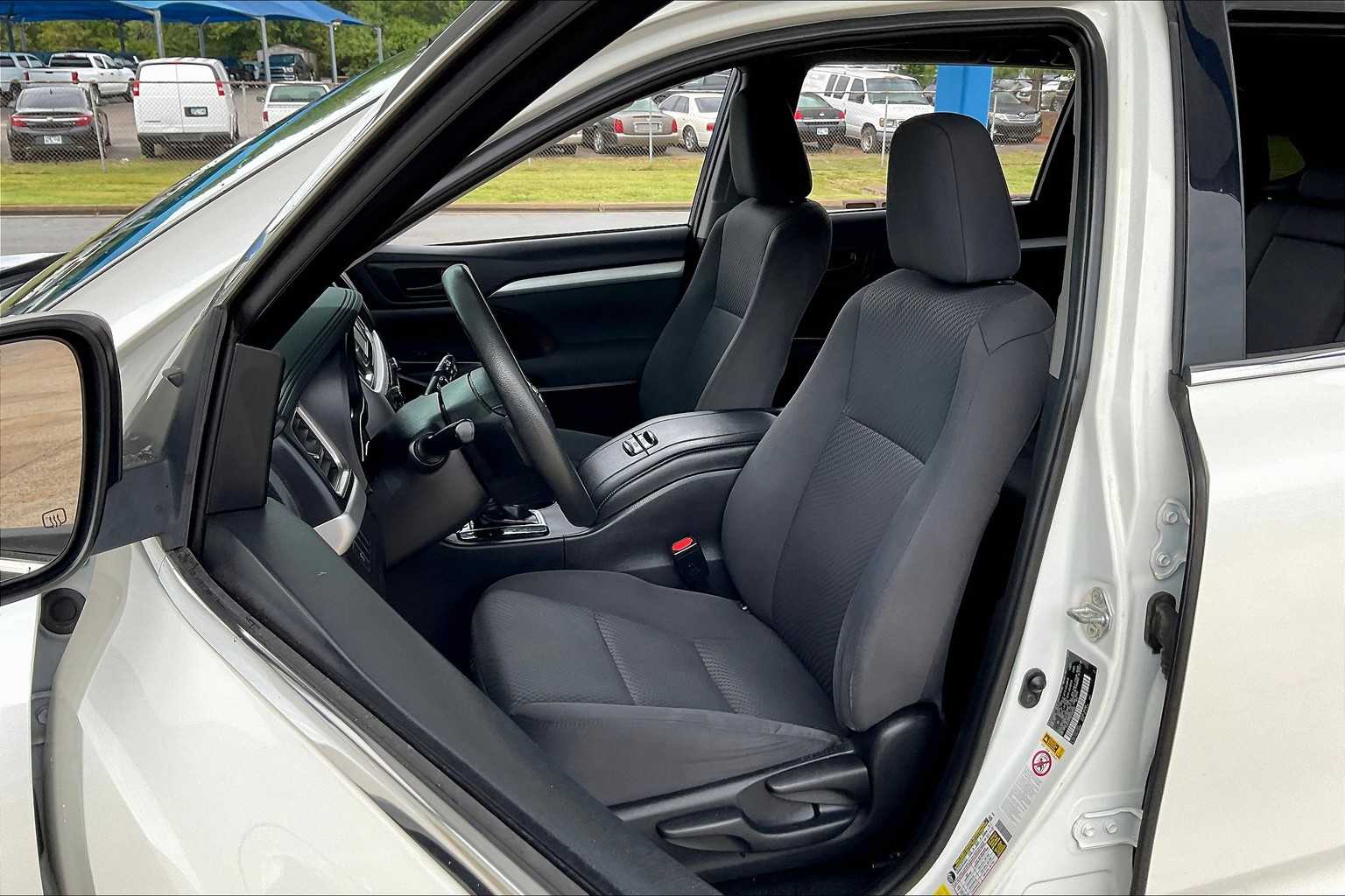 2019 Toyota Highlander LE photo 6