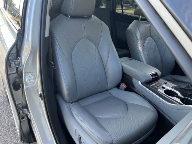 2021 Toyota Highlander Platinum photo 16