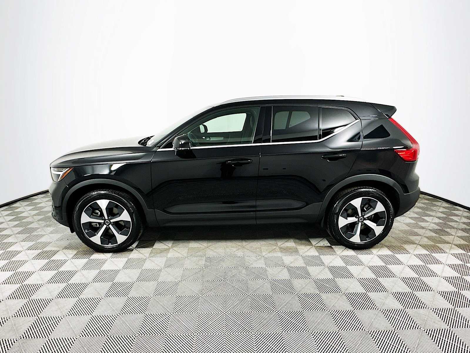 2025 Volvo XC40 AWD Core photo 4
