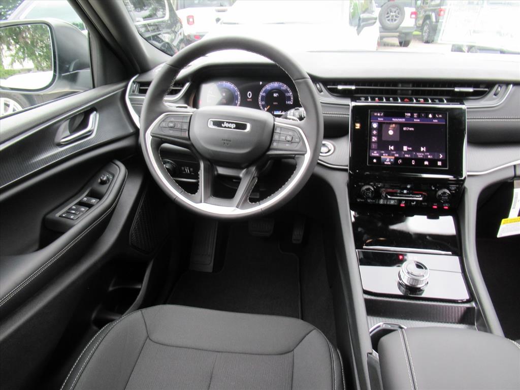 2025 Jeep Grand Cherokee Laredo X photo 12