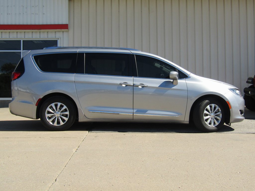 2019 Chrysler Pacifica Touring L photo 2
