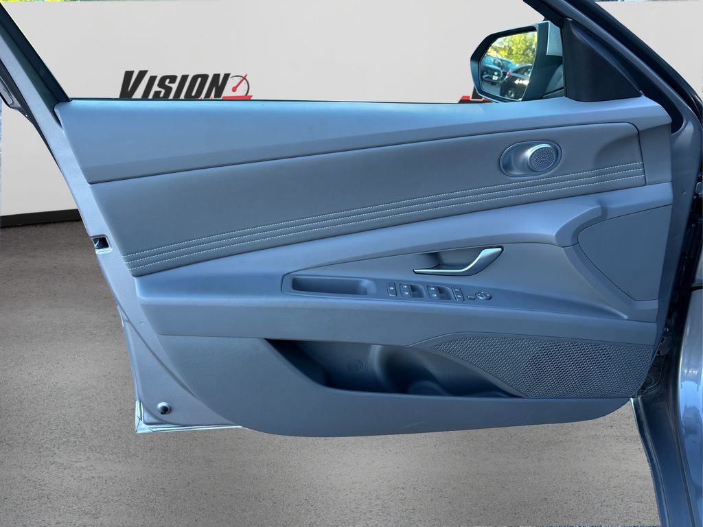 2025 Hyundai Elantra SEL Convenience photo 20
