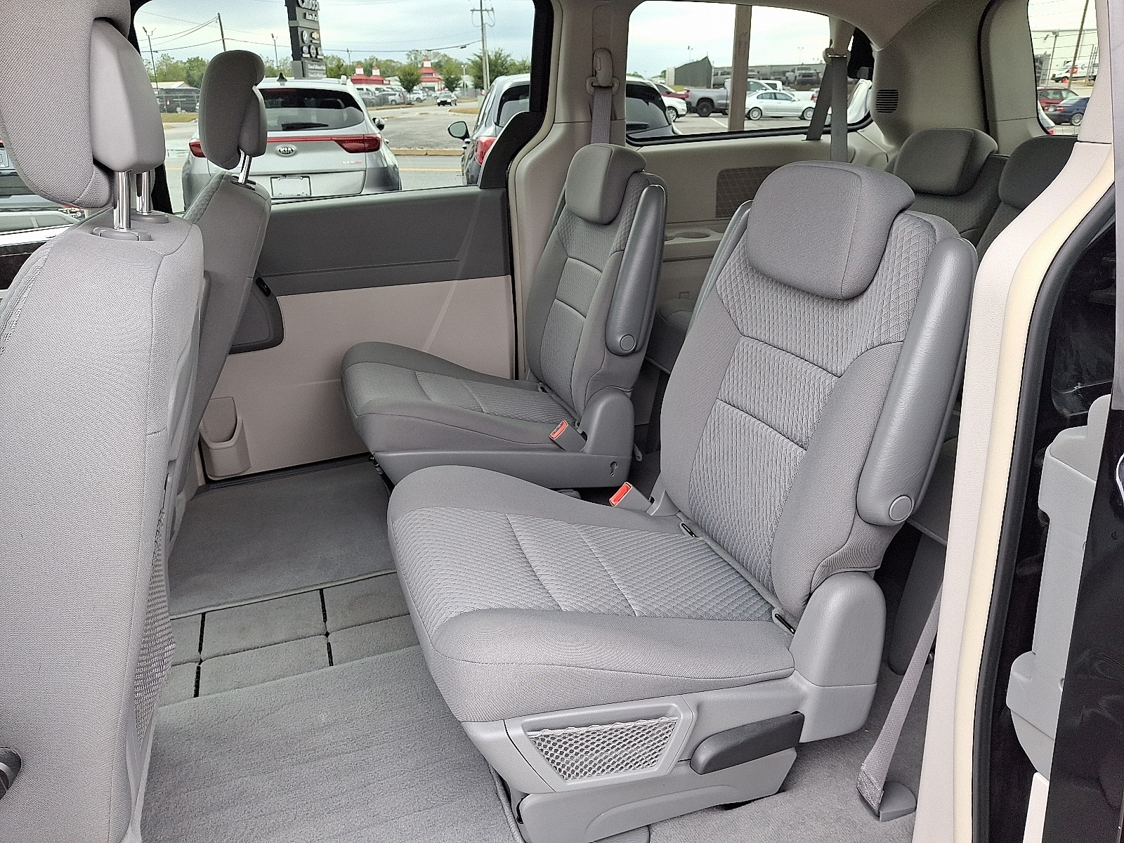 2010 Dodge Grand Caravan SXT Crew photo 11