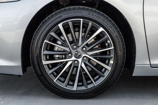 2025 Lexus ES 300h photo 8