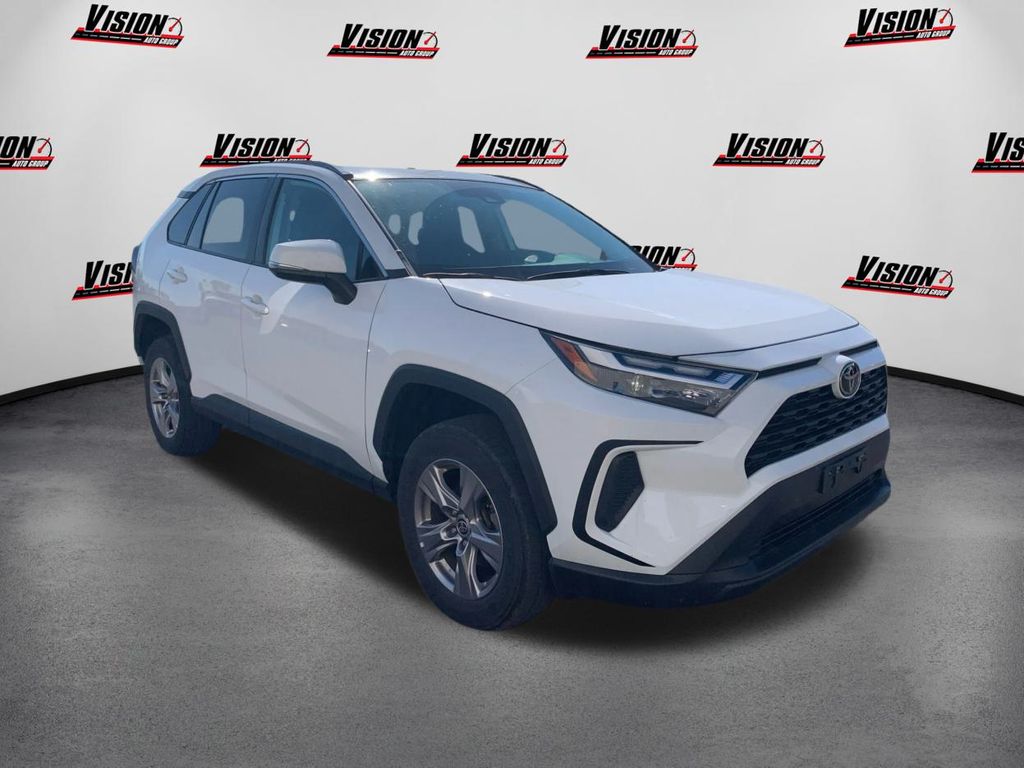 2022 Toyota RAV4 XLE photo 3