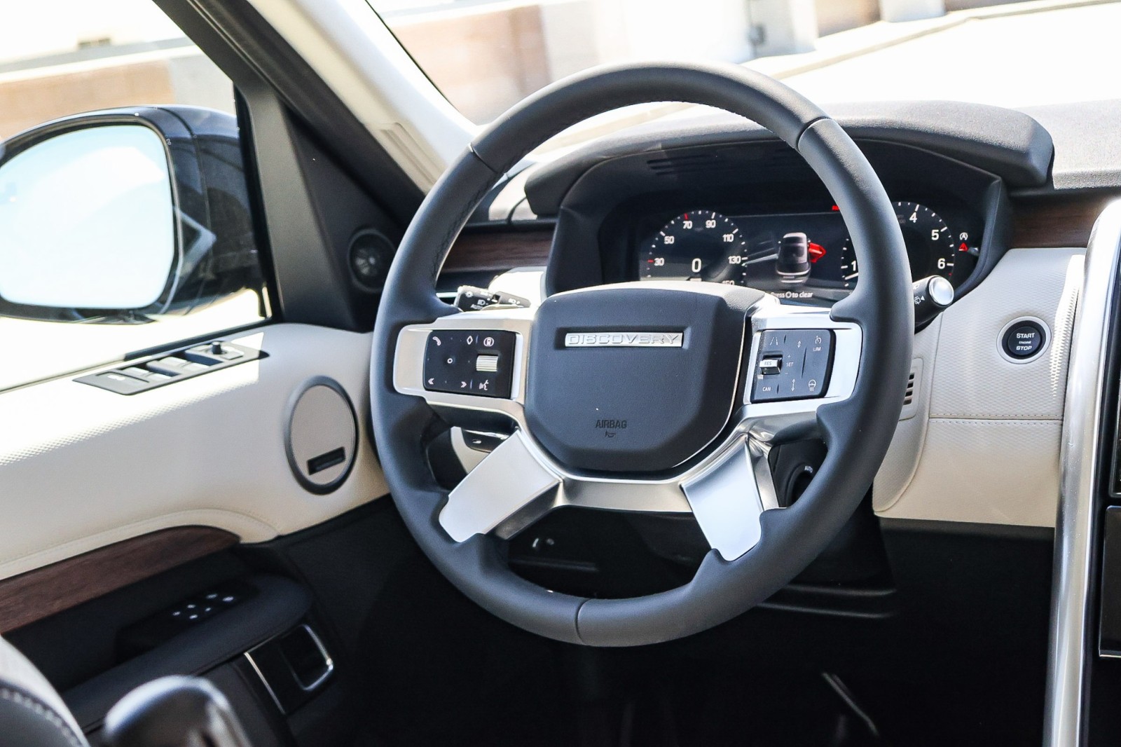 2025 Land Rover Discovery SE photo 17